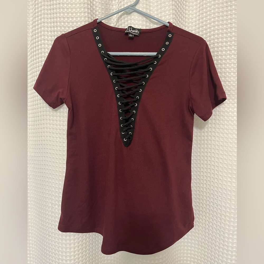 Juniors maroon front tied T-shirt